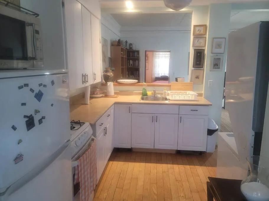 Unique Spacious Little Italy 1 Bed Apt Торонто Канада