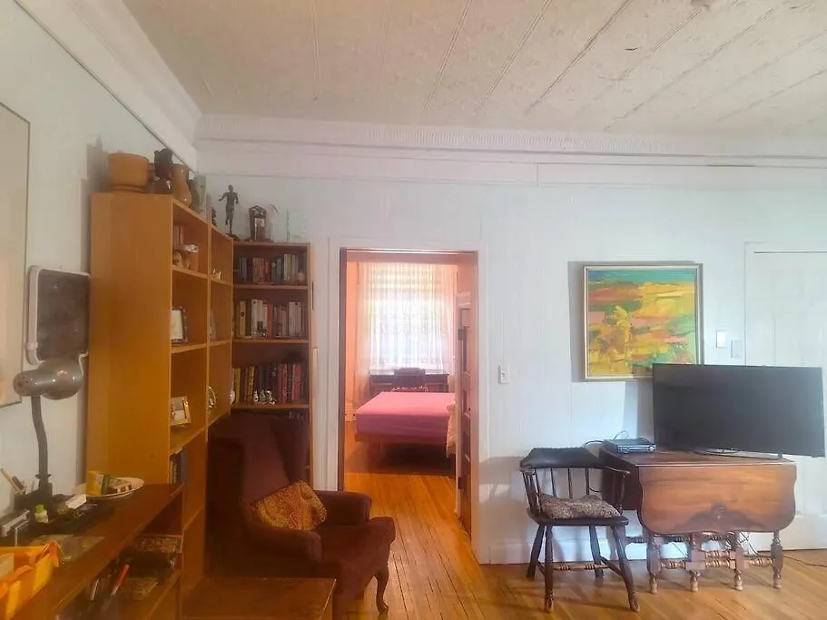 Unique Spacious Little Italy 1 Bed Apt Торонто