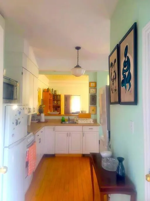 Unique Spacious Little Italy 1 Bed Apt Торонто